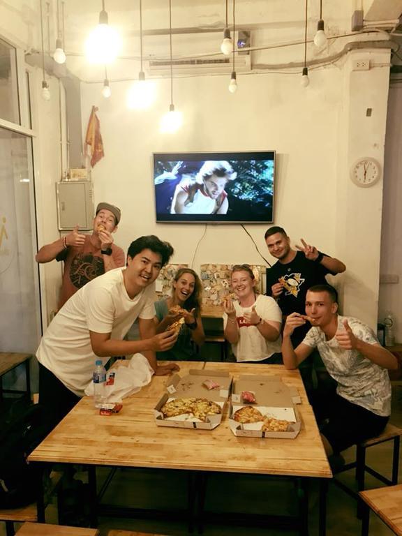 Warm White Hostel Bangkok Exteriör bild