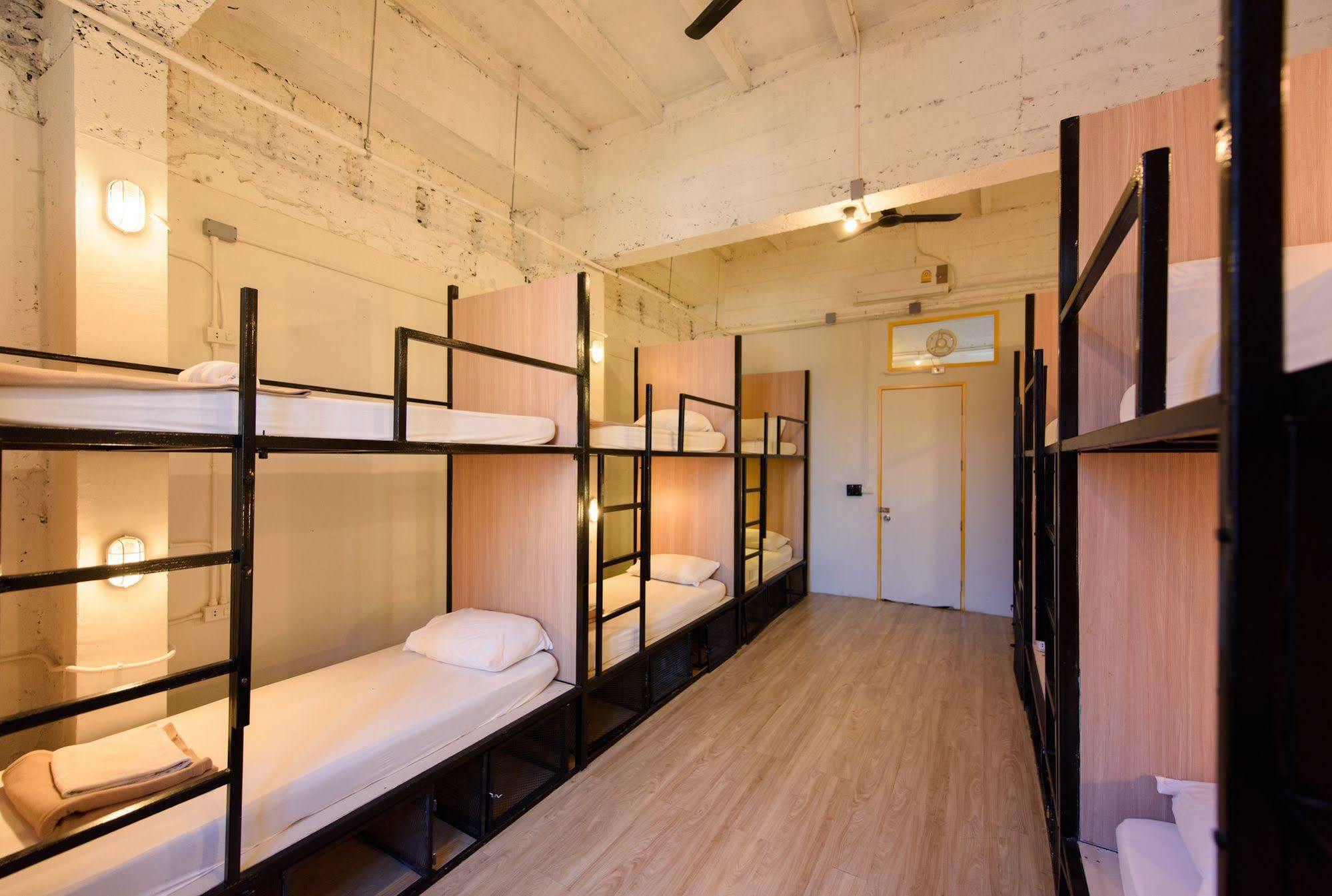 Warm White Hostel Bangkok Exteriör bild
