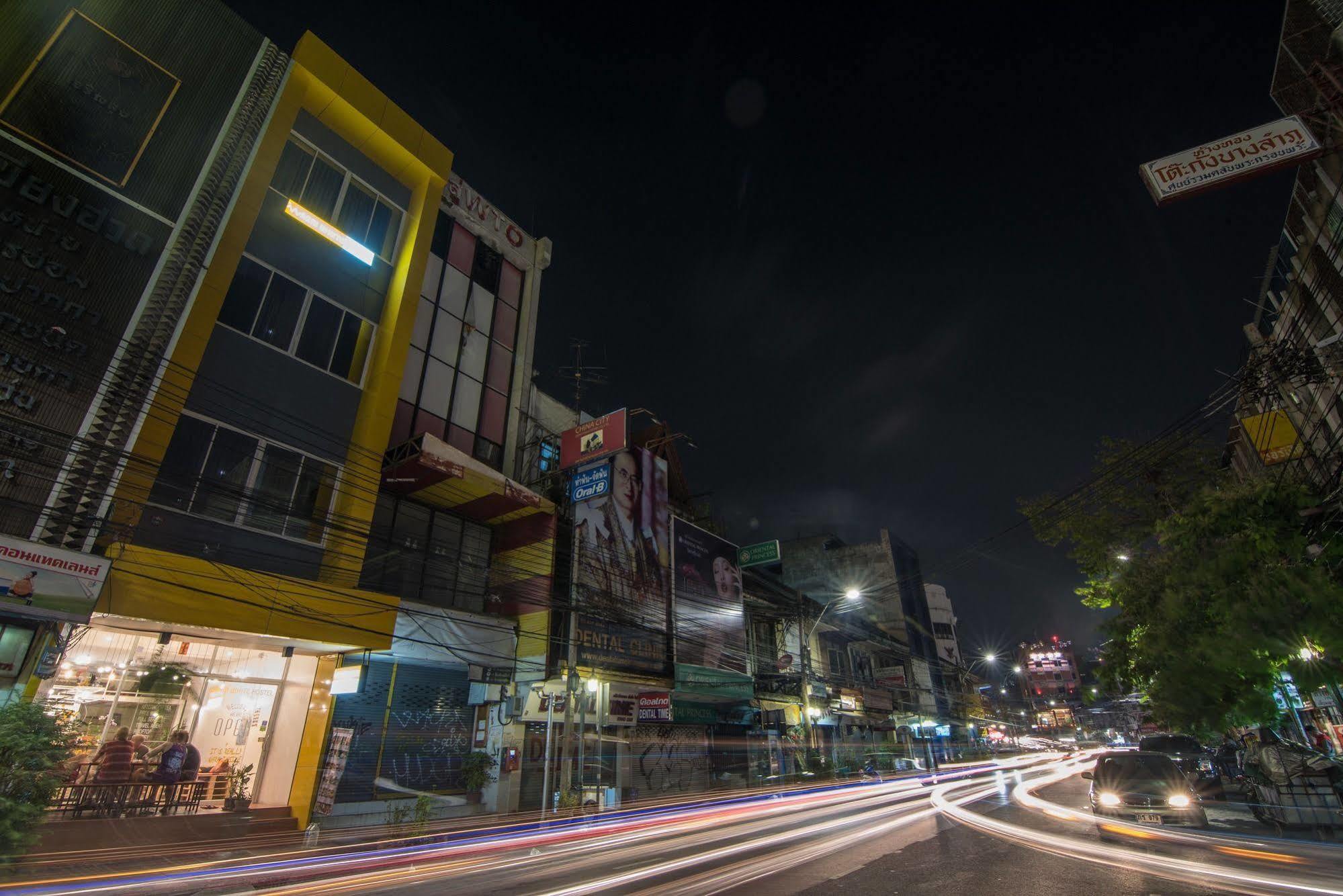 Warm White Hostel Bangkok Exteriör bild