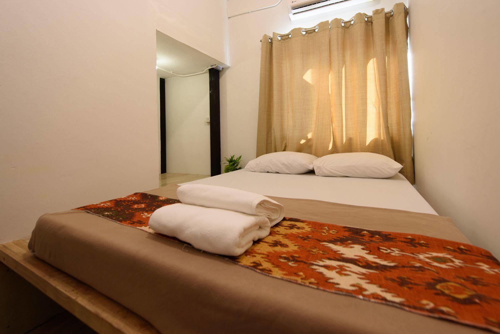 Warm White Hostel Bangkok Exteriör bild