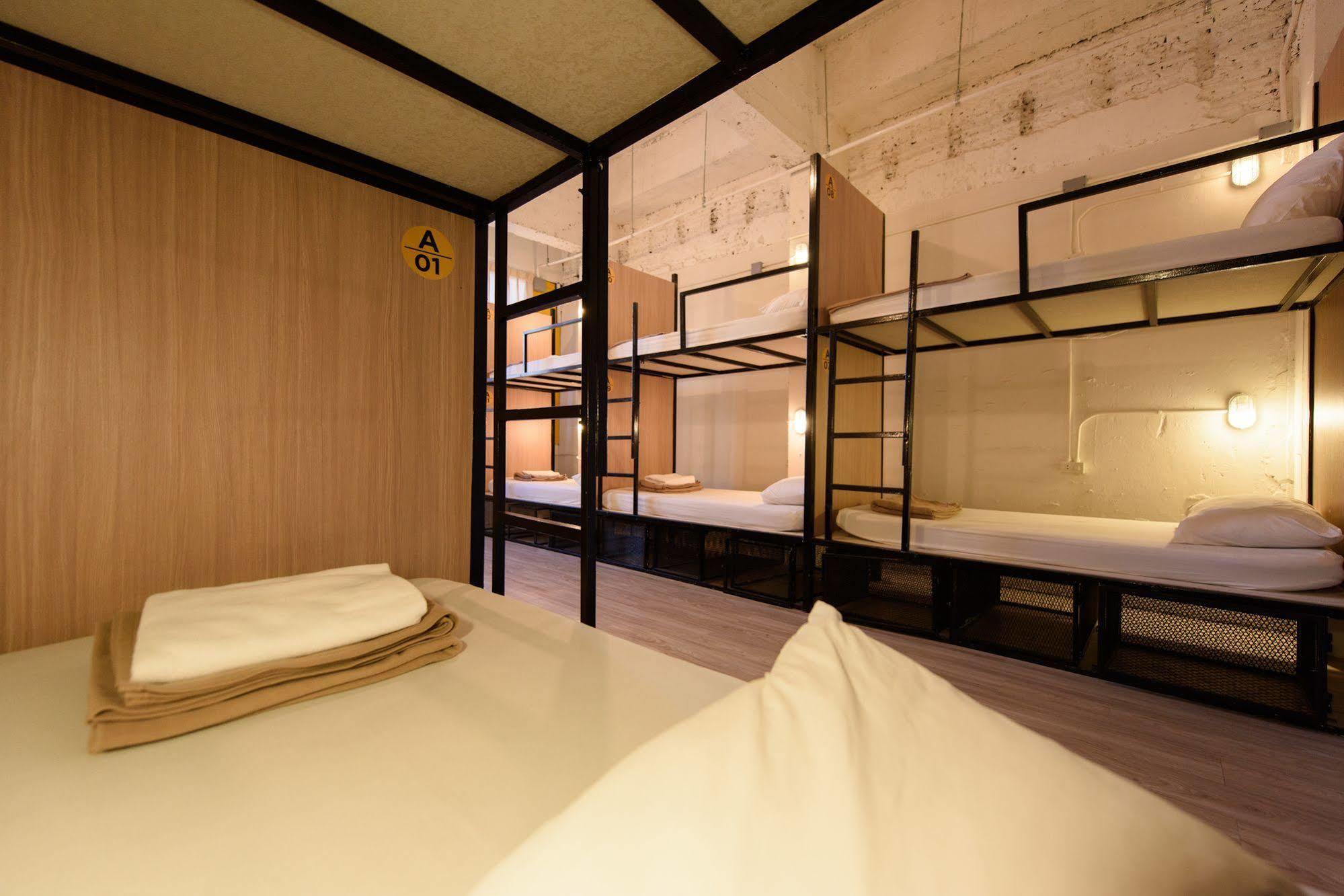 Warm White Hostel Bangkok Exteriör bild