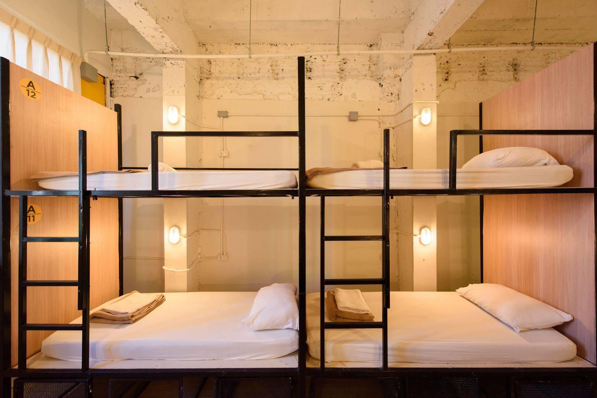 Warm White Hostel Bangkok Exteriör bild