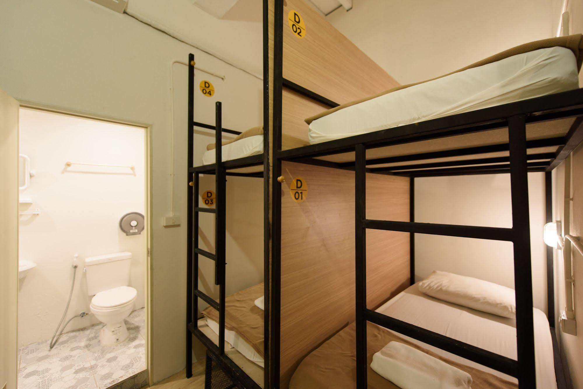 Warm White Hostel Bangkok Exteriör bild