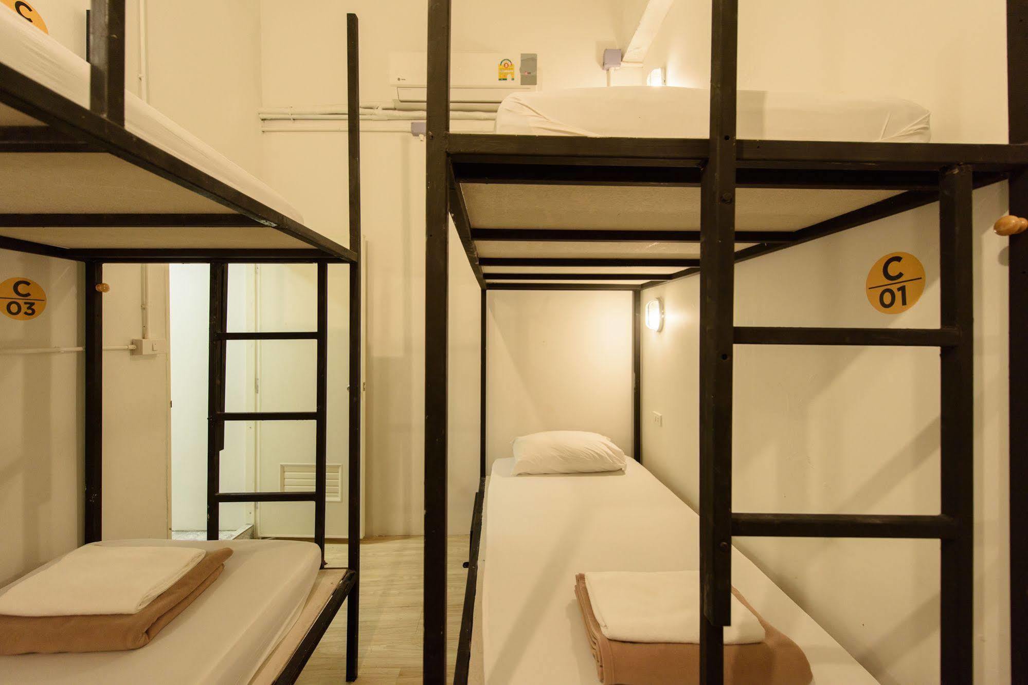 Warm White Hostel Bangkok Exteriör bild