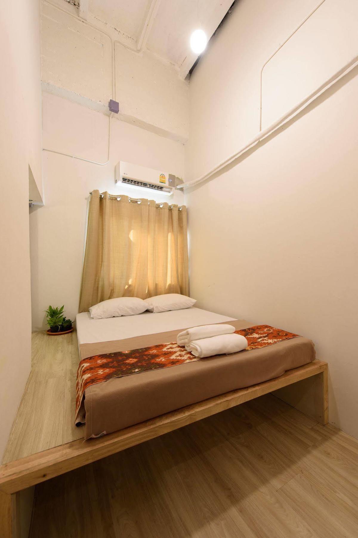 Warm White Hostel Bangkok Exteriör bild