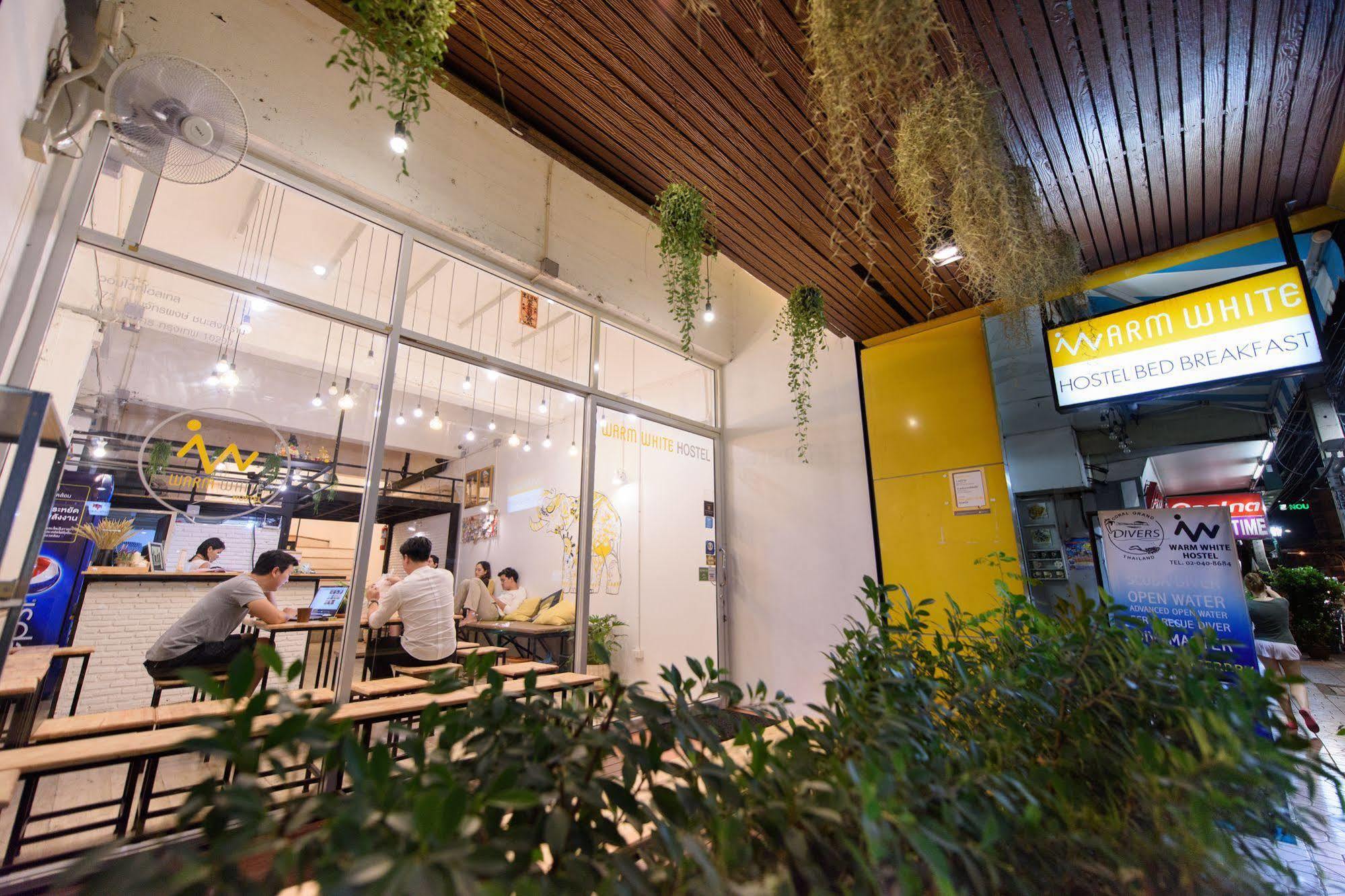 Warm White Hostel Bangkok Exteriör bild